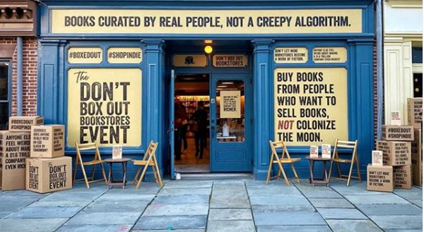 Fachada da McNally Jackson, de Nova York, adesivada para a campanha | © Redes Sociais da ABA Fachada da McNally Jackson, de Nova York, adesivada para a campanha | © Redes Sociais da ABA