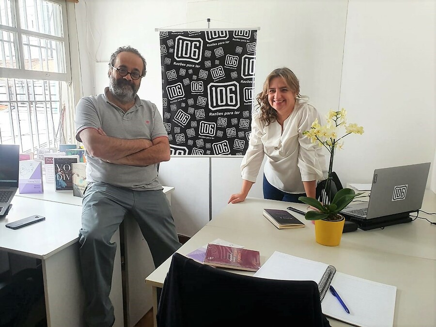 Omar Souza e Fernanda Zacharewicz, sócios da Editora 106 na nova sede Omar Souza e Fernanda Zacharewicz, sócios da Editora 106 na nova sede