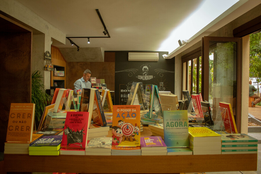 Varejo de livros dá um salto em outubro | © Cris Vieira / Divulgação - Livraria do Comendador Varejo de livros dá um salto em outubro | © Cris Vieira / Divulgação - Livraria do Comendador