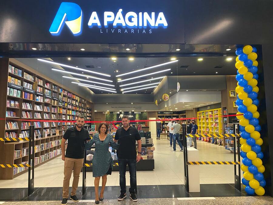 Murilo, Eunice e Gilmar Cosmo Jr. inauguram a nova loja da rede A Página
