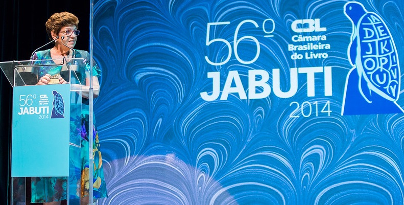 Tania Rösing ao receber o Prêmio Amigo do Livro no Jabuti 2014 | © Daniel Deák / Divulgação /CBL