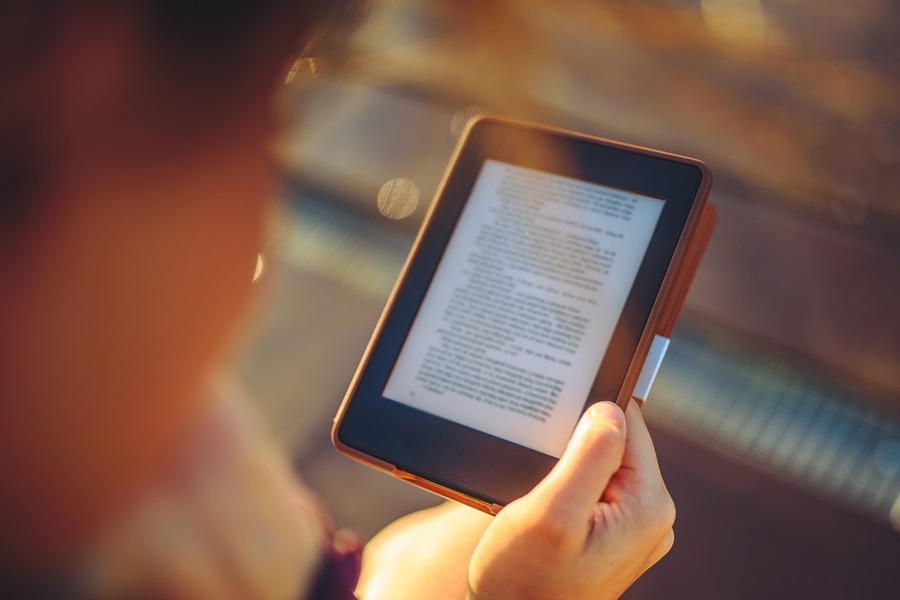 Como resposta ao crescimento do consumo de e-books por brasileiros, Saraiva Educação e Record colocam no mercado selos por onde publicarão títulos exclusivamente no formato digital | ©Aleksandravicius / Shutterstock