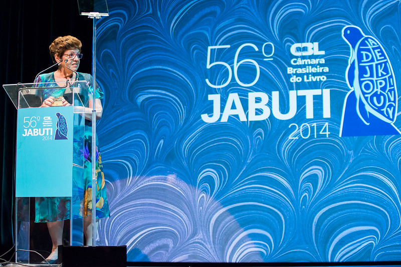 Tania Rösing ao receber o Prêmio Amigo do Livro no Jabuti 2014 | © Daniel Deák / Divulgação /CBL Tania Rösing ao receber o Prêmio Amigo do Livro no Jabuti 2014 | © Daniel Deák / Divulgação /CBL