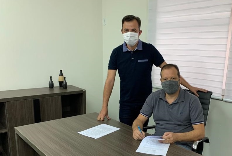 Paulo Victor (em p&eacute;) e Paulo Alexandre agora s&atilde;o donos da Ramalivros | &copy; Divulga&ccedil;&atilde;o