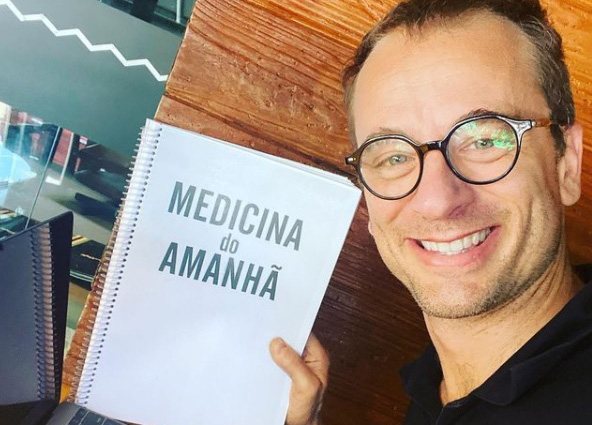 Pedro Schestatsky com o manuscrito da obra | © Redes sociais do autor