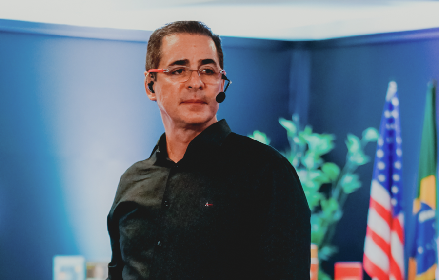 Pela apuração do PN, em 2020 Paulo Vieira vendeu mais de 100 mil exemplares. Na Lista Nielsen PublishNews de fevereiro, ele assegurou as posições dois e três de Não Ficção e ainda emplacou um estreante | © Divulgação Pela apuração do PN, em 2020 Paulo Vieira vendeu mais de 100 mil exemplares. Na Lista Nielsen PublishNews de fevereiro, ele assegurou as posições dois e três de Não Ficção e ainda emplacou um estreante | © Divulgação