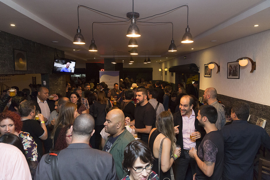 Festa de 15 anos do PublishNews Brasil em um bar em São Paulo