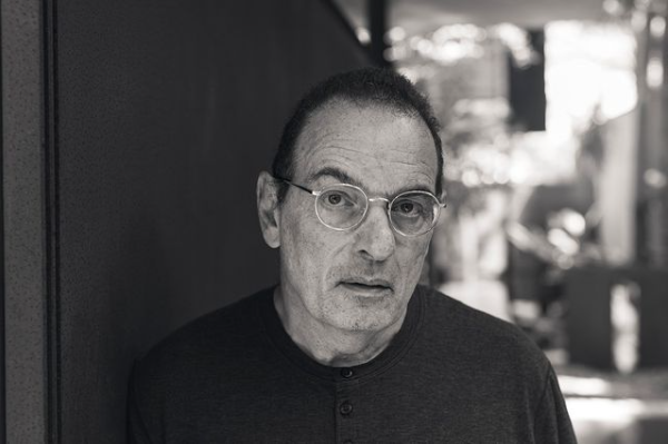 Livro de memórias de Luiz Schwarcz chega à Lista dos Mais Vendidos | © Renato Parada / Instagram da Editora Livro de memórias de Luiz Schwarcz chega à Lista dos Mais Vendidos | © Renato Parada / Instagram da Editora