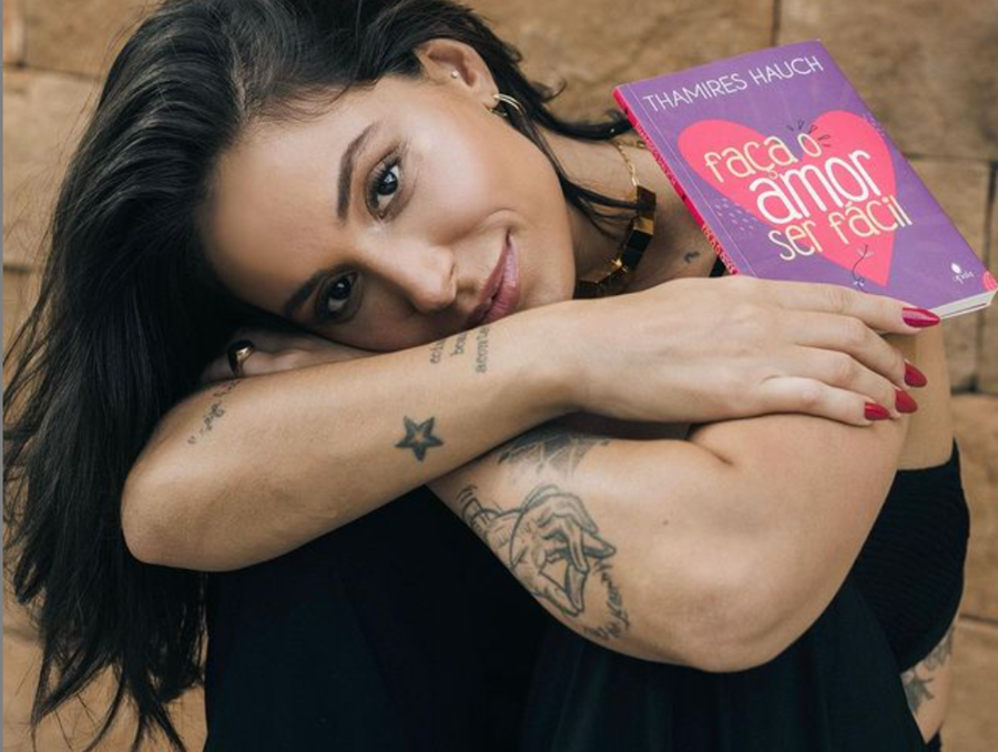 Livro de Thamires Hauch ficou em sexto lugar do Ranking Geral, com mais de 1,3 mil cópias vendidas na semana de estreia | © Instagram da autora Livro de Thamires Hauch ficou em sexto lugar do Ranking Geral, com mais de 1,3 mil cópias vendidas na semana de estreia | © Instagram da autora