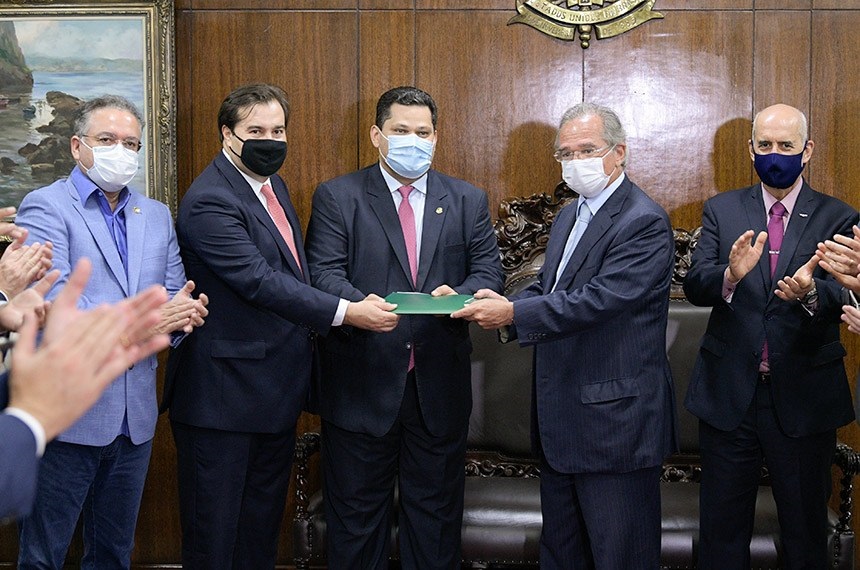 Davi Alcolumbre e Rodrigo Maia, na época presidentes do Senado e da Câmara respectivamente, receberam proposta de reforma tributária das mãos de Paulo Guedes | © Pedro França - Agência Senado