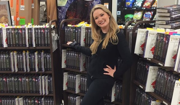 Sarah J. Maas ganhou destaque nessa semana ao emplacar cinco títulos em Infantojuvenil | © Redes sociais da autora Sarah J. Maas ganhou destaque nessa semana ao emplacar cinco títulos em Infantojuvenil | © Redes sociais da autora