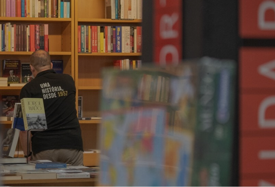 Fachada da Livraria da Travessa de Lisboa: filas de pessoas aguardavam a reabertura depois do fechamento imposto pelas autoridades sanitárias no país | © Divulgação