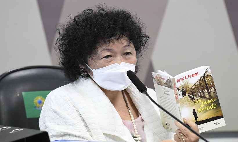 Em seu depoimento na CPI do Genocídio, a médica Nise Yamaguchi empunhou o livro 'Em busca de sentido', de Viktor E. Frankl, que emplacou três títulos na lista nessa semana | © Jefferson Rudy / Agência Senado Em seu depoimento na CPI do Genocídio, a médica Nise Yamaguchi empunhou o livro 'Em busca de sentido', de Viktor E. Frankl, que emplacou três títulos na lista nessa semana | © Jefferson Rudy / Agência Senado
