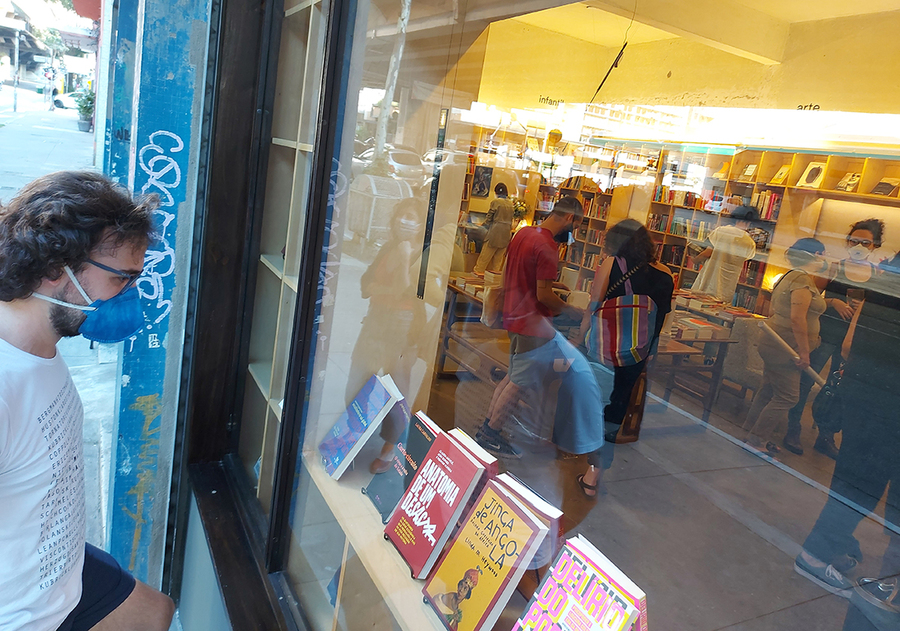 Cliente na frente da gato sem rabo, nova livraria de SP | © Leonardo Neto