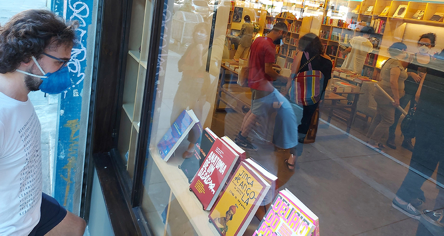 Cliente na frente da gato sem rabo, nova livraria de SP | © Leonardo Neto