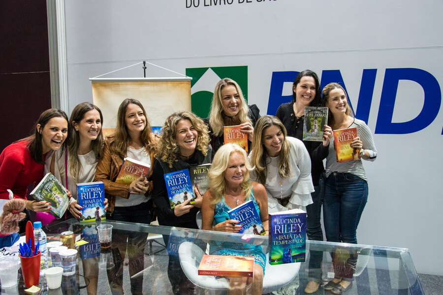 Lucinda Riley, no seu 'momento Madonna' na Bienal Internacional do Livro de São Paulo, em 2016 | © Divulgação / Bienal