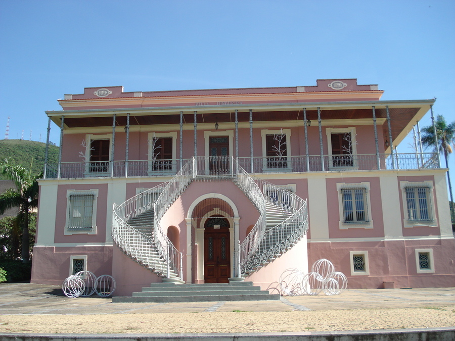 Fachada do Museu Histórico de Poços de Caldas, que serviu de modelo para a construção da casa onde Teolinda Gersão e Joel Neto estão 