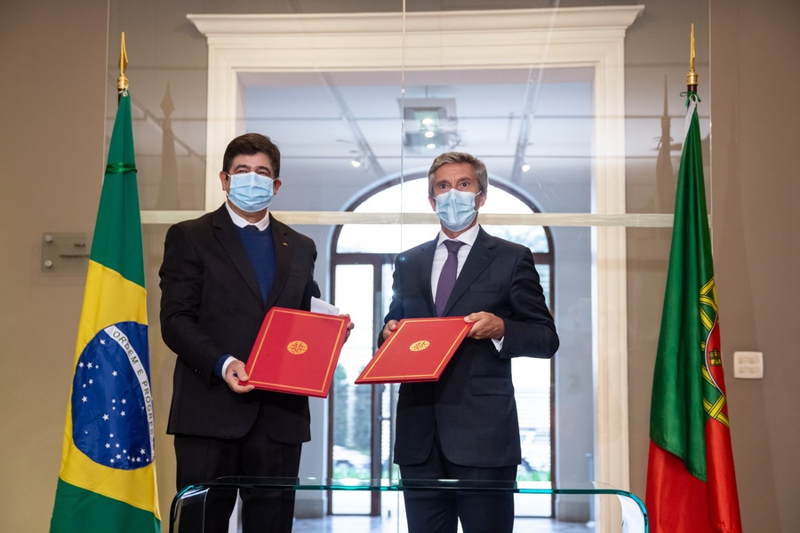 Vitor Tavares e o professor Marcelo Rebelo de Sousa, presidente de Portugal, em cerimônia para oficializar a participação de Portugal na Bienal de SP | © Divulgação / CBL