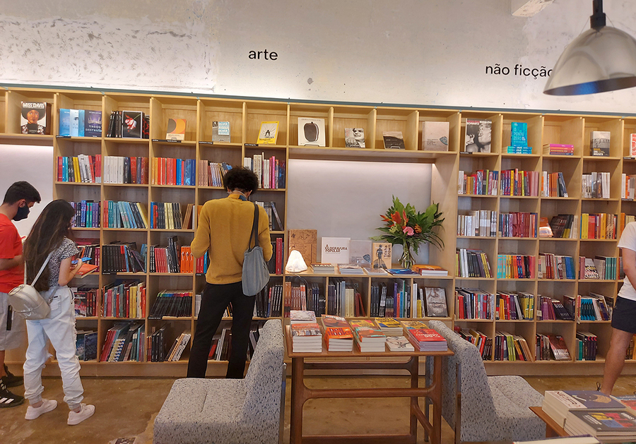 A categoria “Livros, jornais, revistas e papelaria” ganhou destaque nesse mês como a que apresentou maior crescimento na comparação mensal (maio com junho de 2021) – 5% | © Leonardo Neto A categoria “Livros, jornais, revistas e papelaria” ganhou destaque nesse mês como a que apresentou maior crescimento na comparação mensal (maio com junho de 2021) – 5% | © Leonardo Neto