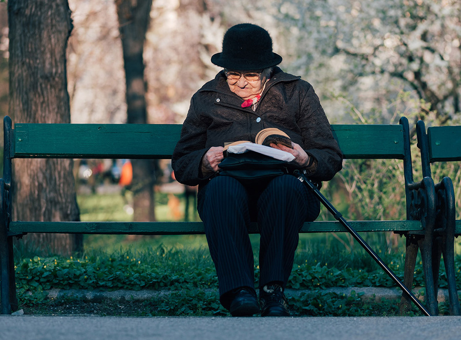 Na faixa acima dos 75 anos a média é de 55 minutos de leitura por dia | © Alex Blajan / Unsplash