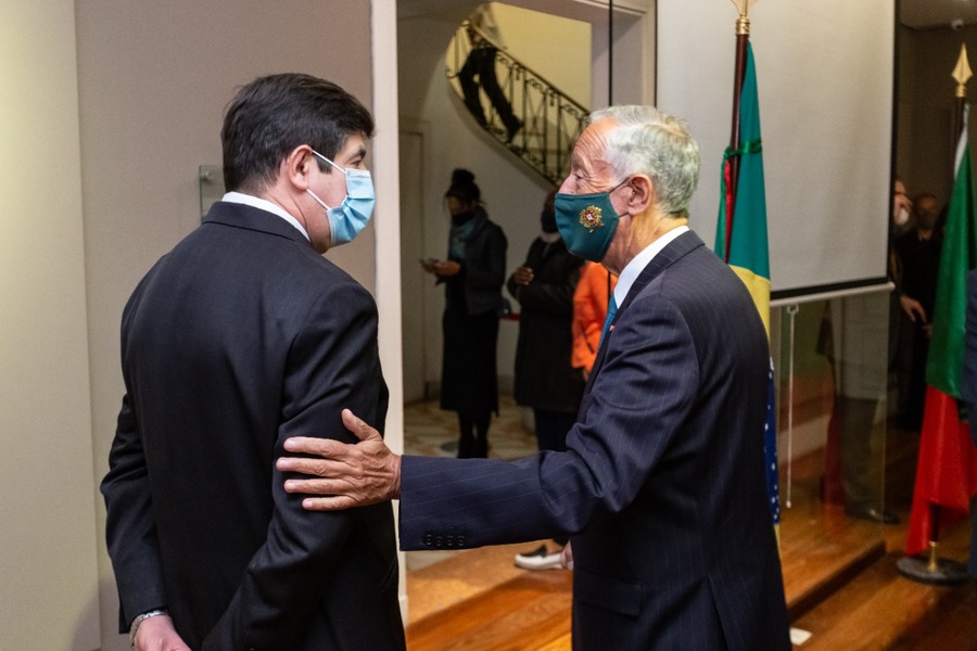 Vitor Tavares e o professor Marcelo Rebelo de Sousa, presidente de Portugal, em cerimônia para oficializar a participação de Portugal na Bienal de SP | © Divulgação / CBL