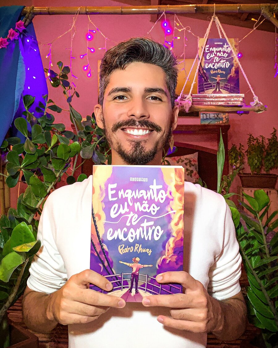 'Enquanto eu não te encontro', de Pedro Rhuas, ocupa a posição de número 10 da lista que apura os autores nacionais mais vendidos em livrarias, supermercados e lojas de autoatendimento do Brasil | © Redes sociais do autor 'Enquanto eu não te encontro', de Pedro Rhuas, ocupa a posição de número 10 da lista que apura os autores nacionais mais vendidos em livrarias, supermercados e lojas de autoatendimento do Brasil | © Redes sociais do autor