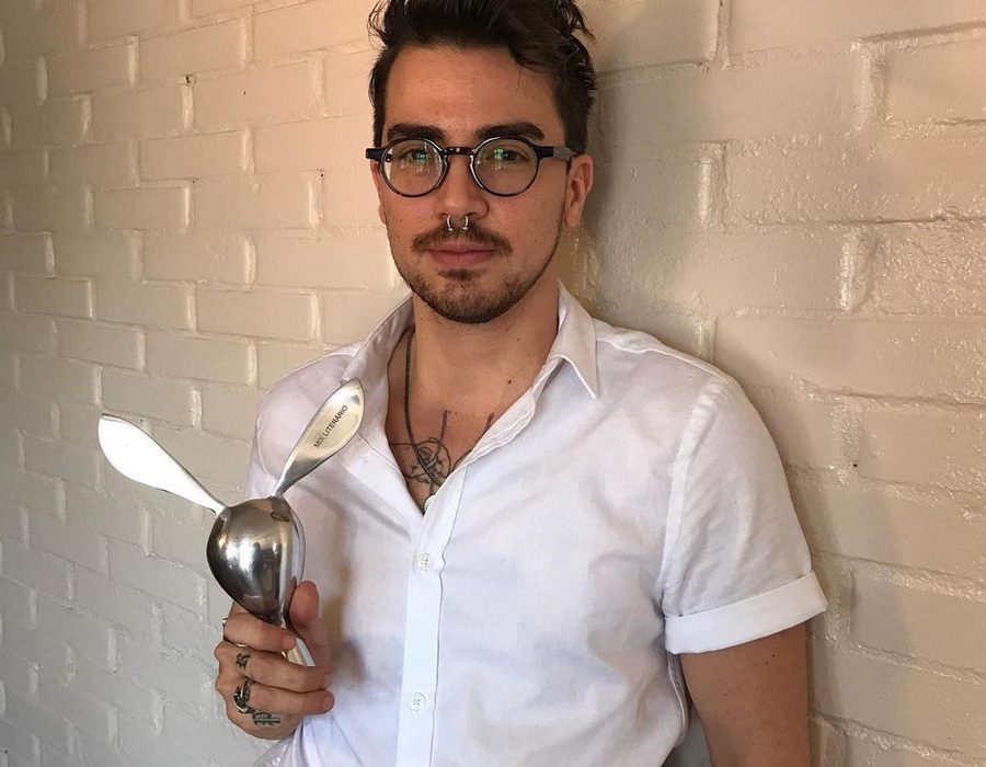 Lino Arruda segura o seu Coelho de Prata do Prêmio MixLiterário 2021 | Redes sociais do autor Lino Arruda segura o seu Coelho de Prata do Prêmio MixLiterário 2021 | Redes sociais do autor