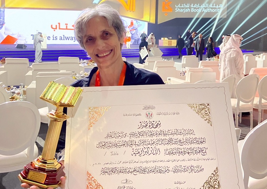A editora brasileira Laura di Pietro está em Sharjah e lá recebeu o Prêmio Turjuman pela tradução de 'Onze astros', de Mahmud Darwich 