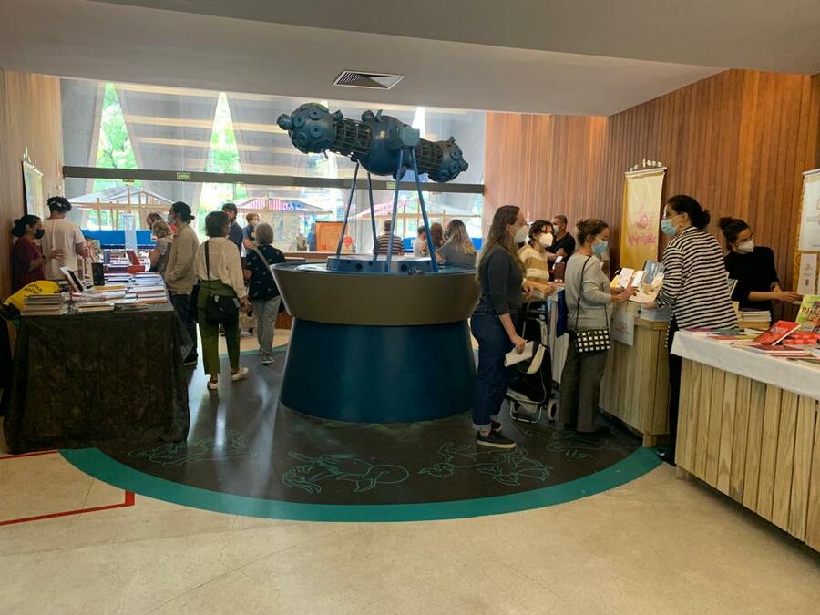 Frequentadores da Mini Primavera dos Livros, no Planetário do Rio | © Lara Korovaef / Divulgação Frequentadores da Mini Primavera dos Livros, no Planetário do Rio | © Lara Korovaef / Divulgação