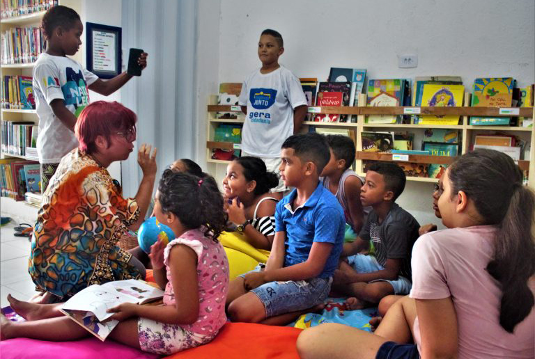 Orientadora com crianças na Biblioteca Popular do Coque, em Recife | © Tarcísio Camêlo/Divulgação