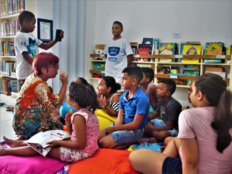 Orientadora com crianças na Biblioteca Popular do Coque, em Recife | © Tarcísio Camêlo/Divulgação