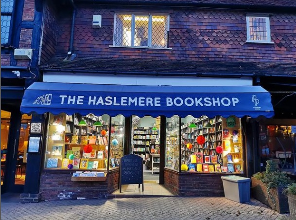 Localizada no sudeste da Inglaterra, a The Haslemere Bookshop, ganhou um dos prêmios regionais | © Divulgação/ Redes sociais Localizada no sudeste da Inglaterra, a The Haslemere Bookshop, ganhou um dos prêmios regionais | © Divulgação/ Redes sociais