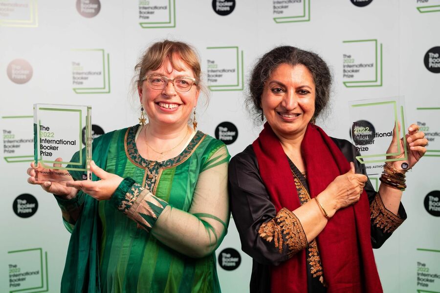 A tradutora Daisy Rockwell e a autora Geetanjali Shree | © David Parry / thebookerprizes.com