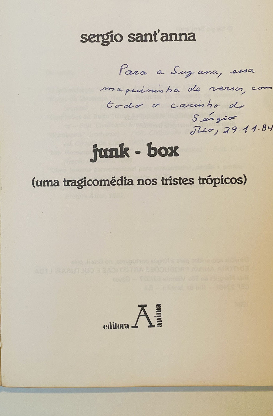 Exemplar autografado de 'Junk Box'