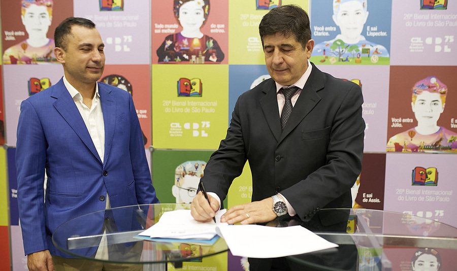 Vitor Tavares, presidente da CBL, assina o Pacto de Quito durante a Bienal do Livro ao lado de Andrés Felipe Ossa Quintero, diretor da Cerlalc | © Divulgação Vitor Tavares, presidente da CBL, assina o Pacto de Quito durante a Bienal do Livro ao lado de Andrés Felipe Ossa Quintero, diretor da Cerlalc | © Divulgação