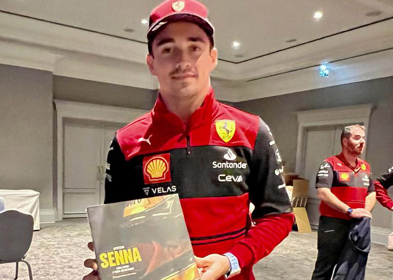 Pilotos da Ferrari recebem livro especial sobre Ayrton Senna | PublishNews