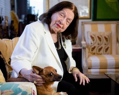Nélida e seu outro cachorro, Gravetinho, que morreu em 2017; a paixão da autora por bichos é de longa data | Fonte: Estadão