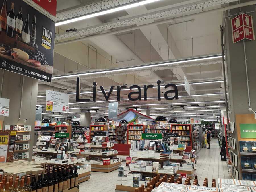 Espaço de livraria dentro do supermercado