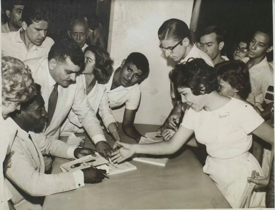 Pelé autografa seu livro lançado em 1961 | © Arquivo Nacional Pelé autografa seu livro lançado em 1961 | © Arquivo Nacional