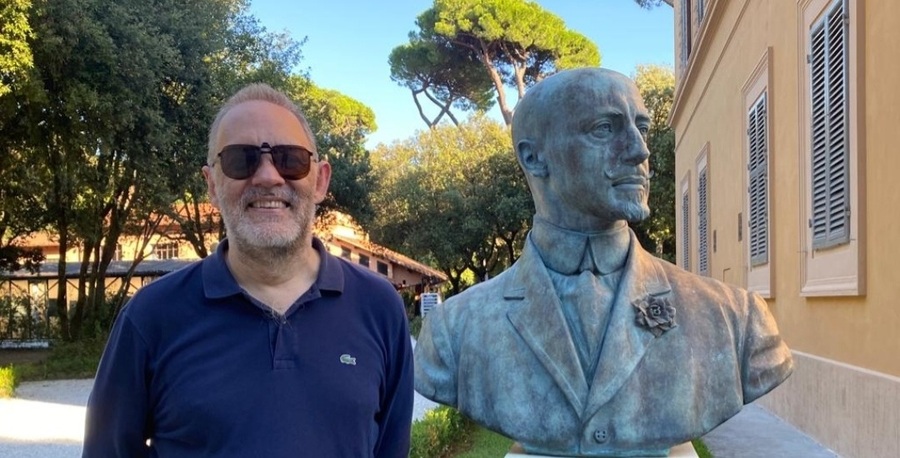 Marco Lucchesi e o busto de Gabriele D'Annunzio, no Parque da Versiliana, Toscana | © Arquivo pessoal