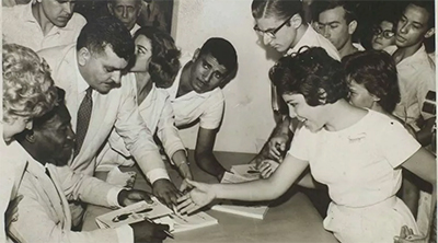 Pelé autografa seu livro lançado em 1961 | © Arquivo Nacional