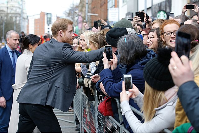 Príncipe Harry, Duque de Sussex, atendendo o público durante visita no Belfast’s Crown Liquor Saloon em 2018 | Fonte: WikiCommons