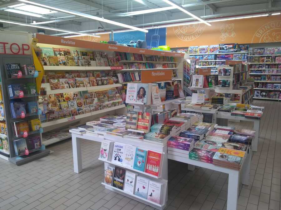 Área para livros no supermercado