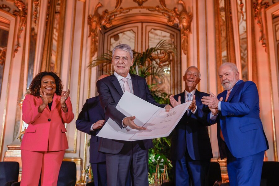 Chico Buarque, ao centro, com o presidente Lula, ministra Margareth Menezes e o presidente de Portugal, Marcelo Rebelo | © Ricardo Stuckert/TV Brasil