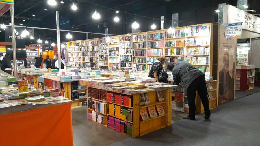 Um dos estandes na Feira do Livro de Buenos Aires