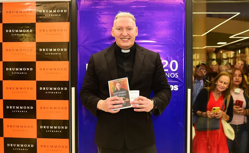 Padre Marcelo Rossi em evento na Livraria Drummond | © Brazil News