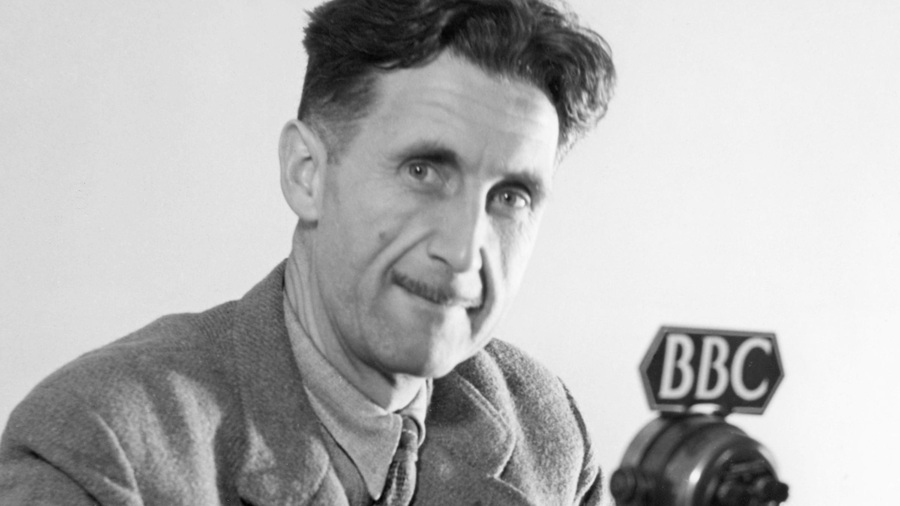 George Orwell com microfone da BBC | © BBC