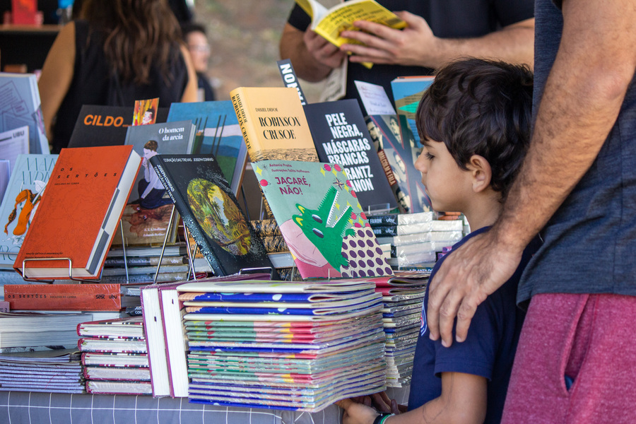 Veja os livros mais vendidos em estandes da Feira do Livro 2023 | © Gabriel Guarany