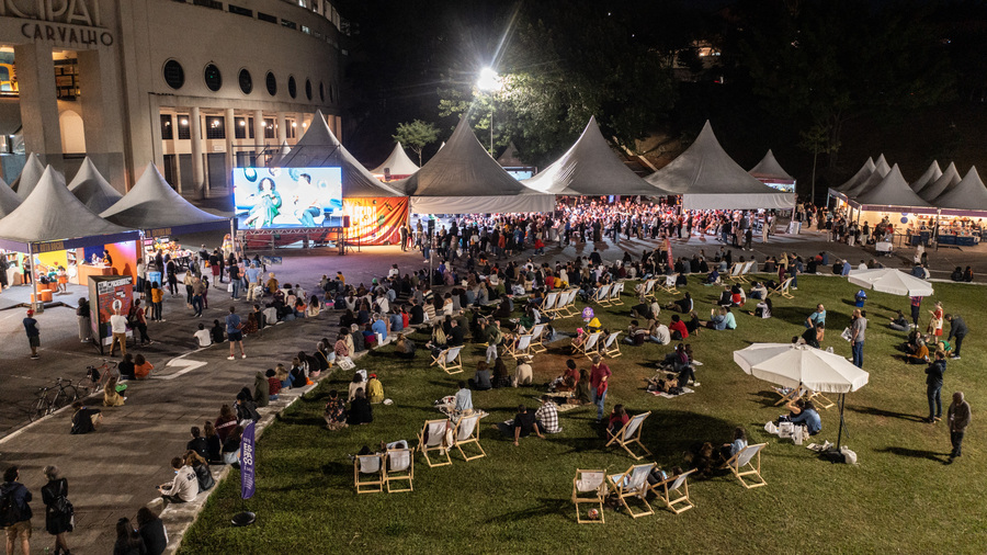 Público se reúne na Praça Charles Miller para assistir Ana Maria Gonçalves e Itamar Vieira Junior | © Sean Vadaru