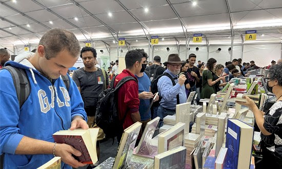 Leitores compram livros na Feira do Livro da Unesp, em abril | © Diego Moura